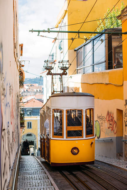 Трамвай на узкой старой улице — стоковое фото