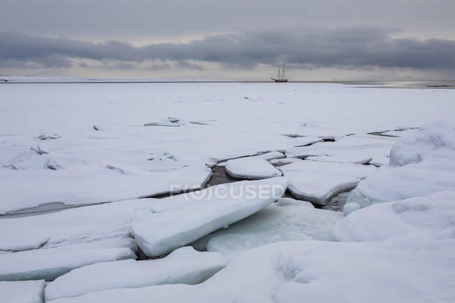 Fissuration de glace sur l'eau — Photo de stock