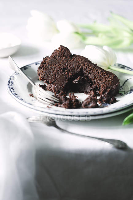 Pedazo de pastel de chocolate en el plato - foto de stock