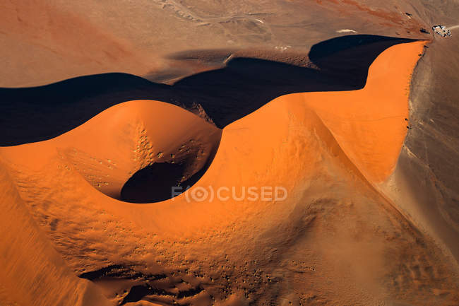 Sanddünen der trockenen Wüste — Stockfoto
