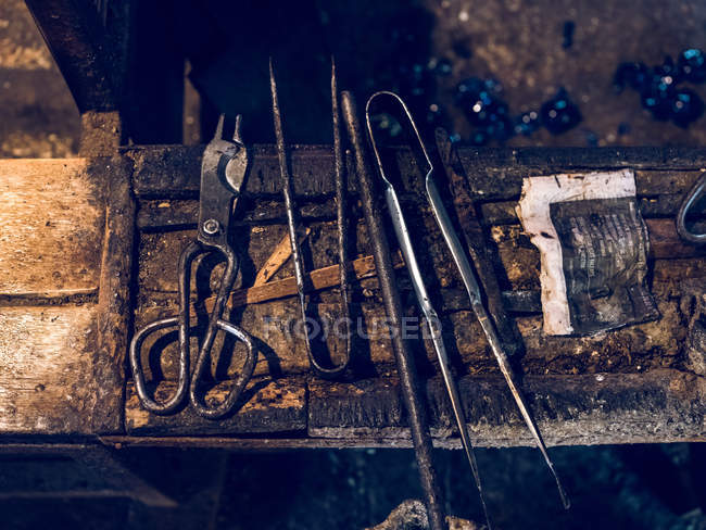 Вид сверху ряда различных ретро-инструментов на стекольном заводе . — стоковое фото