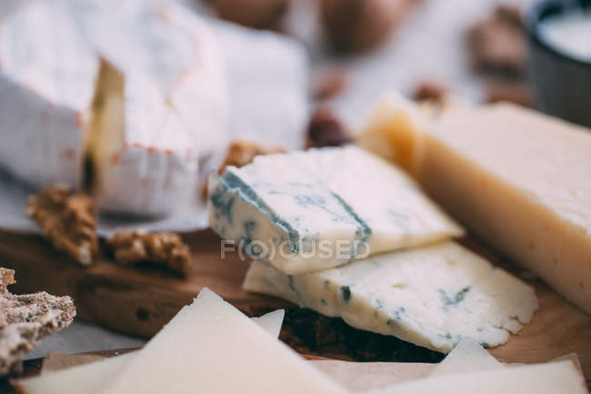 Cheese board with nuts — Stock Photo