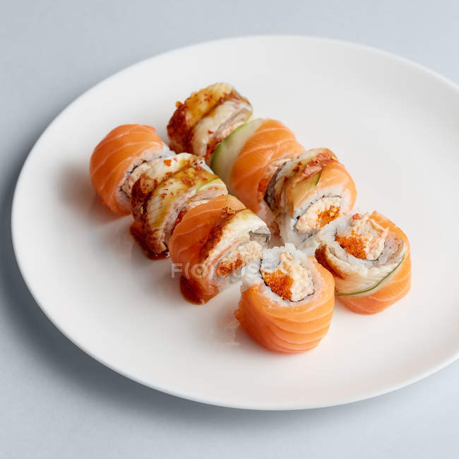 California sushi rouleau sur plaque — Photo de stock