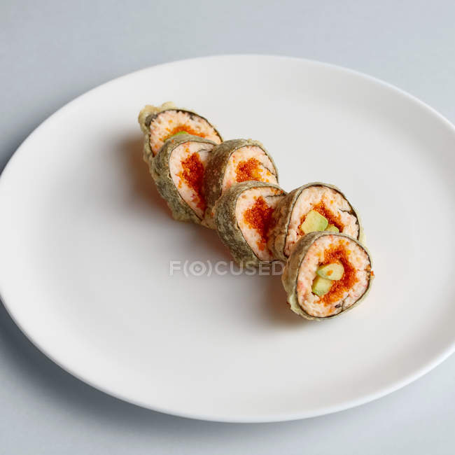 Rollos de sushi de California en plato - foto de stock