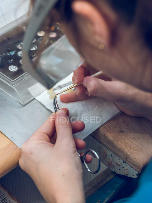 Crop hands carving tooth — Stock Photo
