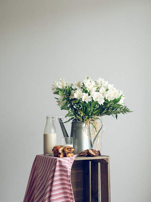 Flores blancas y desayuno - foto de stock