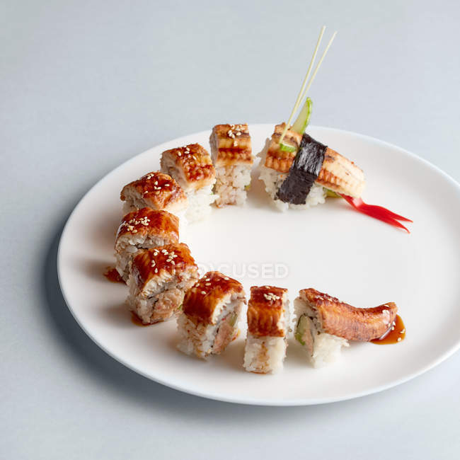 Kalifornische Sushi-Rolle auf Teller — Stockfoto