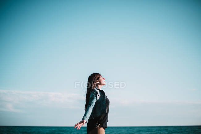 Жінка стоїть на морі — стокове фото