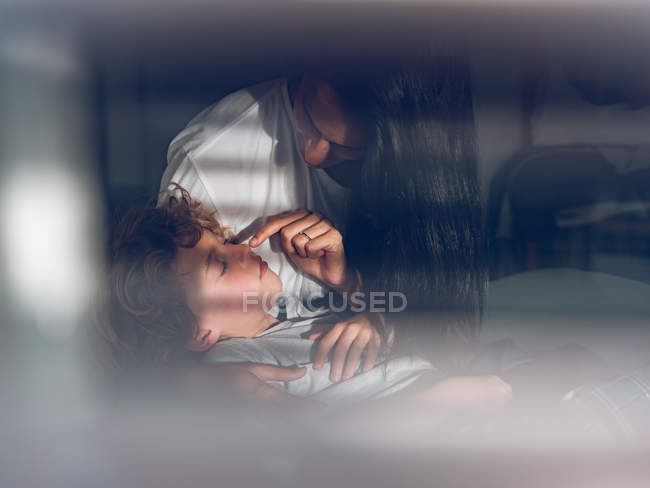Жінка і хлопчик сидять на ліжку — стокове фото