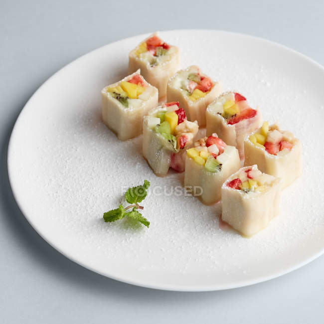 Rouleau de fruits sushi sur assiette — Photo de stock