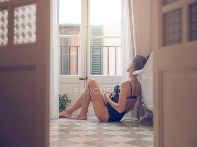 Жінка сидить і розслабитися, вікна — стокове фото