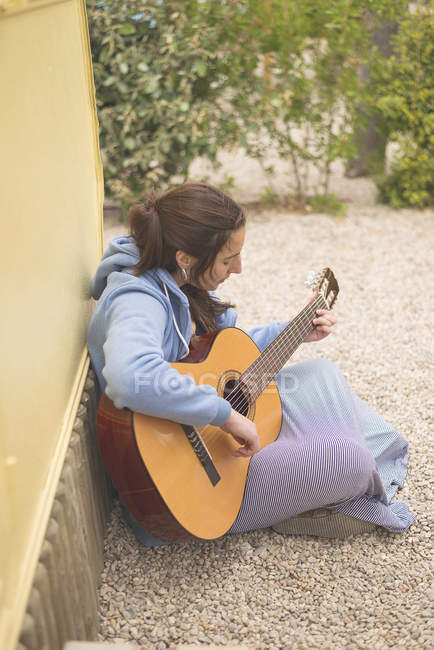 Donna che suona la chitarra — Foto stock