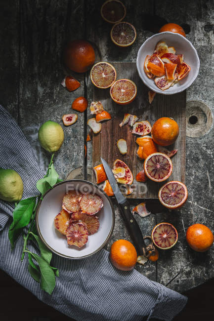 Peeled blood oranges in bowl — Stock Photo
