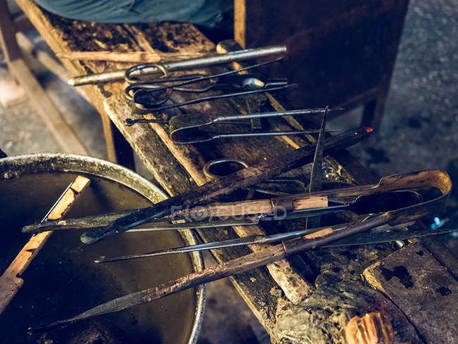 Vista ad alto angolo di fila di diversi strumenti sulla fabbrica di vetro . — Foto stock