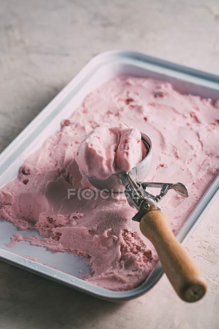 Смачне полуничне морозиво — стокове фото