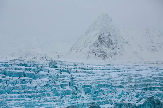 Льодовик плаває на воді — стокове фото