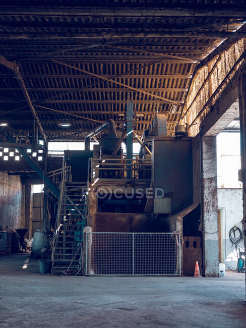 Vista dell'interno di una fabbrica abbandonata — Foto stock