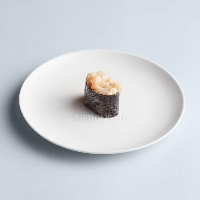 Rolo de sushi tradicional na placa — Fotografia de Stock