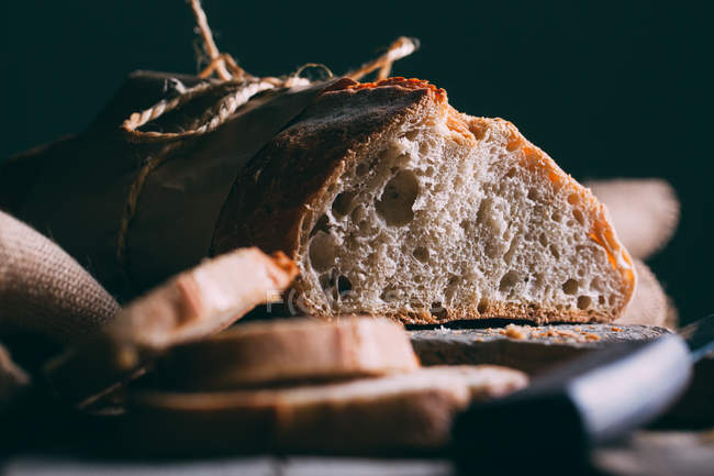 Сельский хлеб и ломтики хлеба — стоковое фото