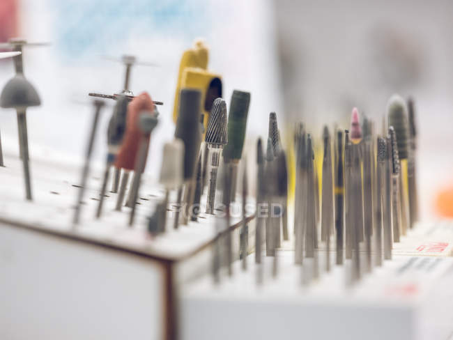 Varias herramientas para la producción de prótesis dentales - foto de stock