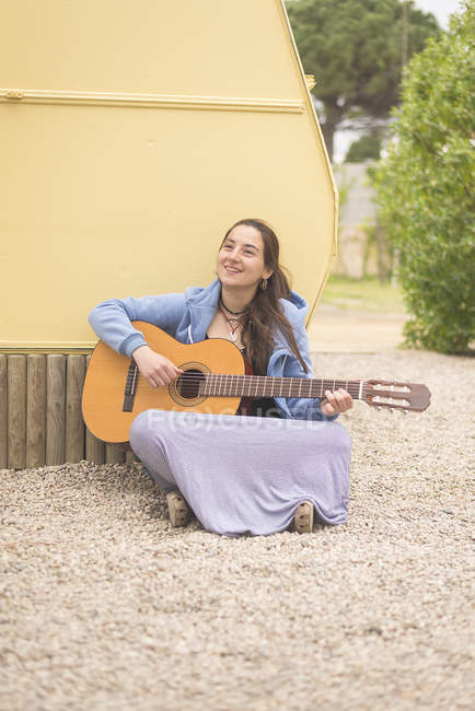 Femme jouer de la guitare — Photo de stock