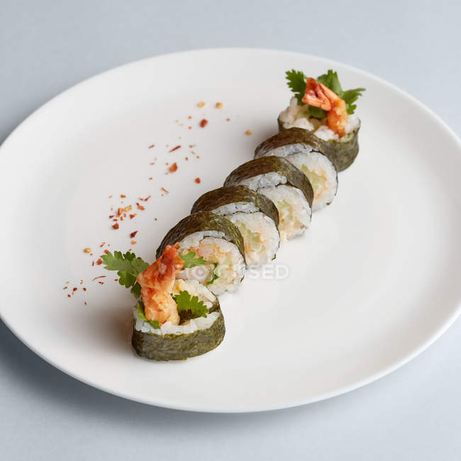 Maki sushi roll en plato - foto de stock