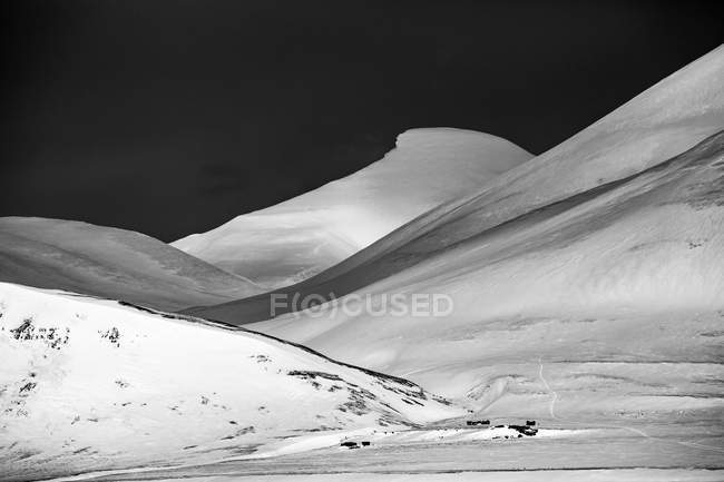 Mountains covered with snow — Stock Photo