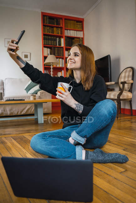 Mujer tomando selfie en el suelo - foto de stock
