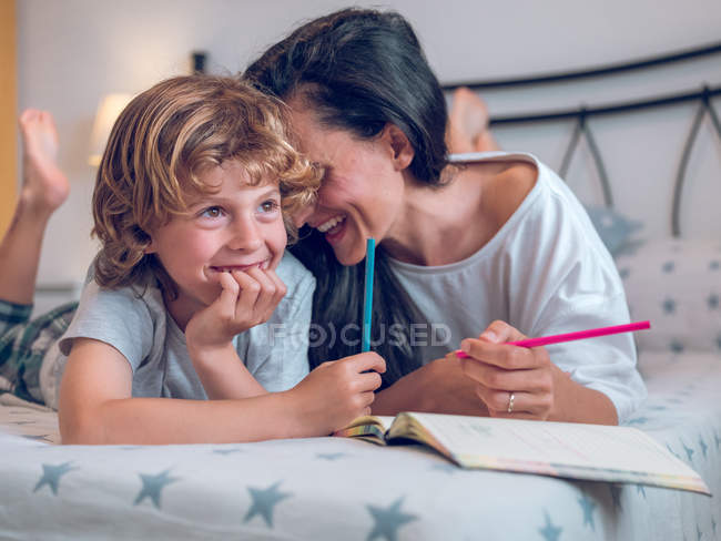 Mother and kid coloring pictures — Stock Photo