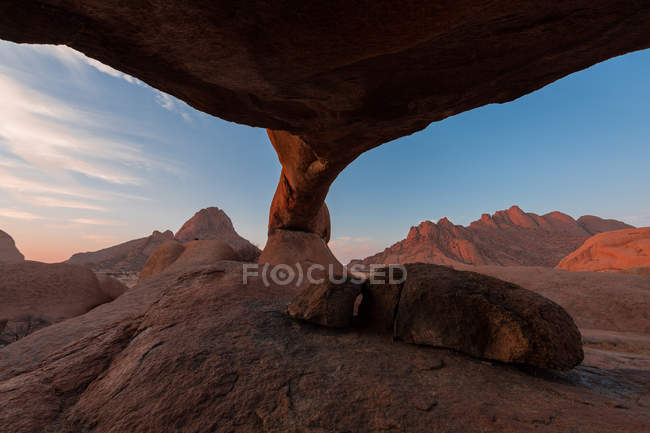 Stone arch in desert — Stock Photo