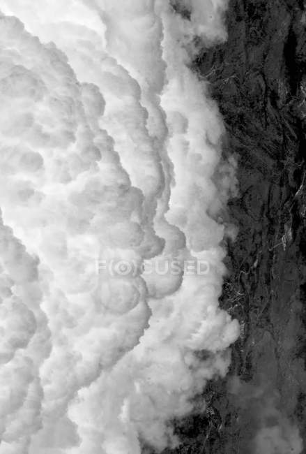 Важкі хмари в схилі пагорбів — стокове фото