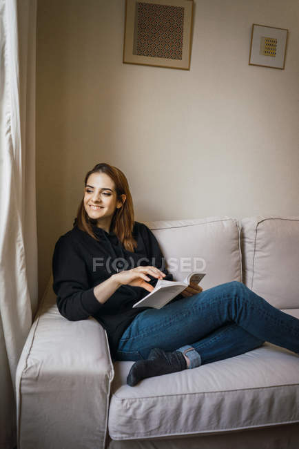 Donna rilassante con libro a casa — Foto stock