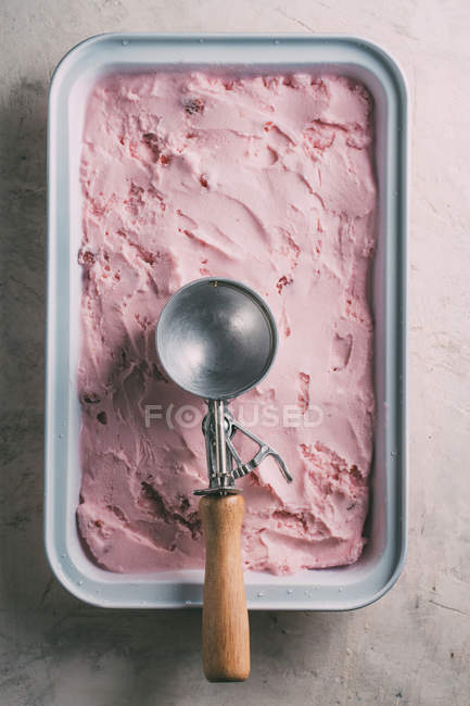 Вкусное клубничное мороженое — стоковое фото