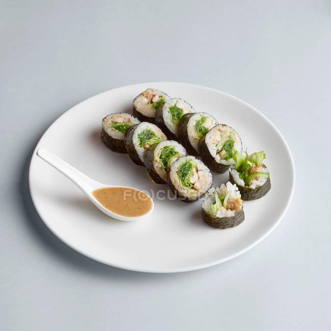 Rolo de sushi maki na placa — Fotografia de Stock