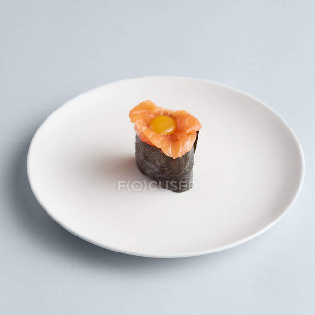 Maki-Sushi mit Lachs auf Teller — Stockfoto
