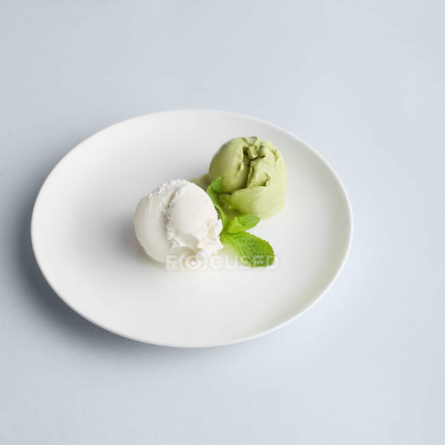 Dessert mit Eiskugeln — Stockfoto