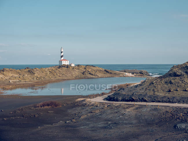 Скалистое побережье и маяк — стоковое фото
