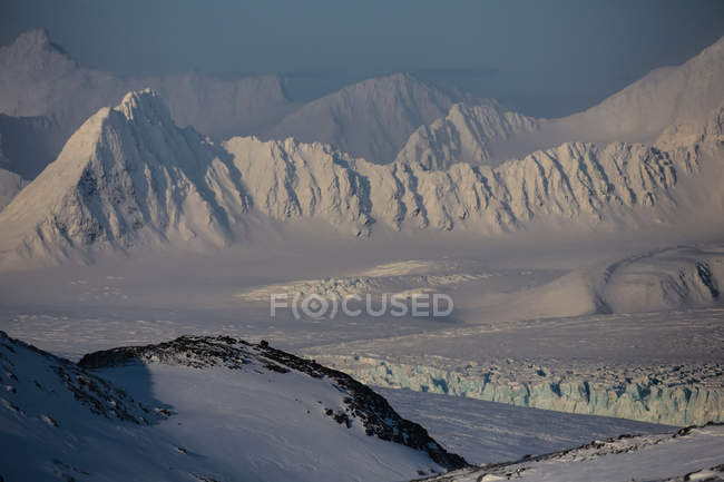 Гірський хребет вкритий снігом — стокове фото