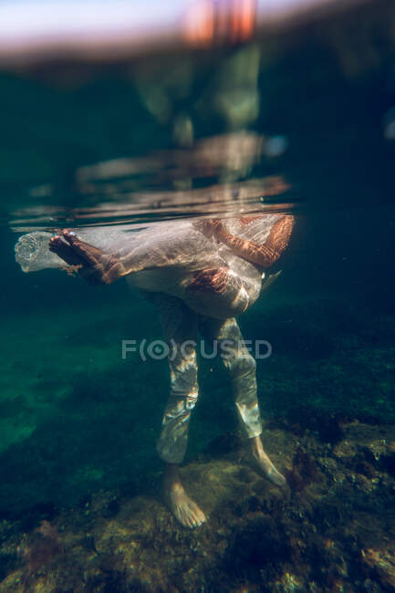 Esposo de colheita carregando noiva debaixo de água — Fotografia de Stock