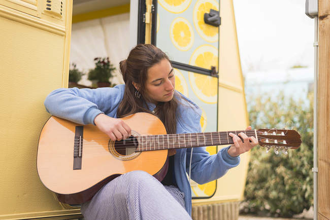 Mujer tocando guitarra - foto de stock