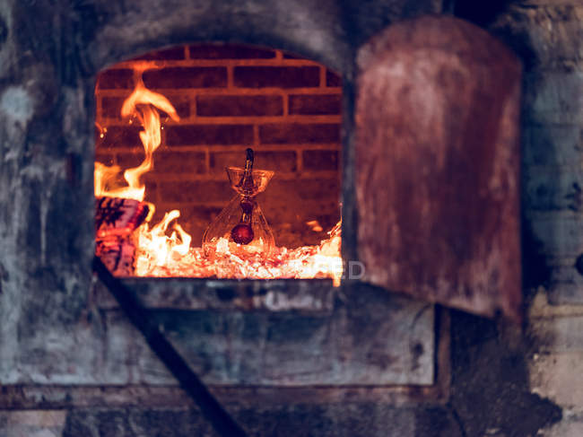 Decorazione astratta in vetro nel forno a combustione calda in fabbrica . — Foto stock