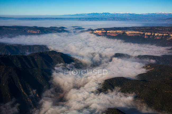 Clouds in peaceful mountains — Stock Photo