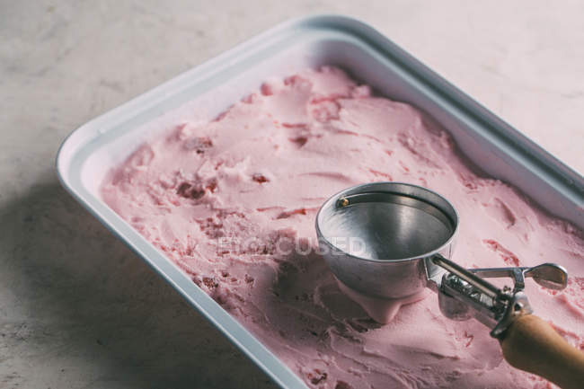 Вкусное клубничное мороженое — стоковое фото