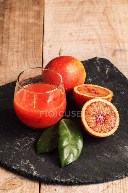 Bicchiere di succo d'arancia insanguinato — Foto stock
