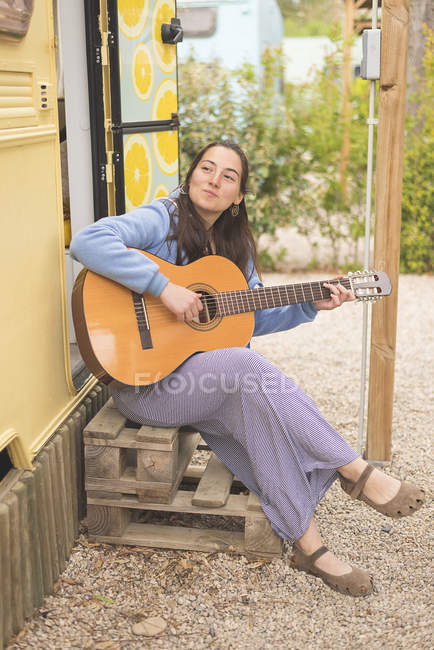 Женщина играет на гитаре — стоковое фото