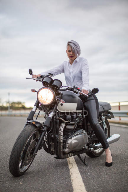 Frau sitzt auf Motorrad — Stockfoto