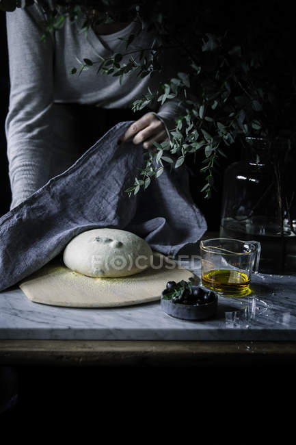 Hände mit ungekochtem Brotlaib — Stockfoto
