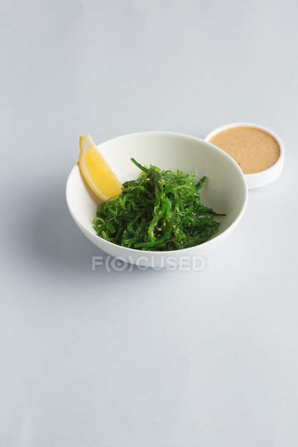 Японский салат из водорослей — стоковое фото