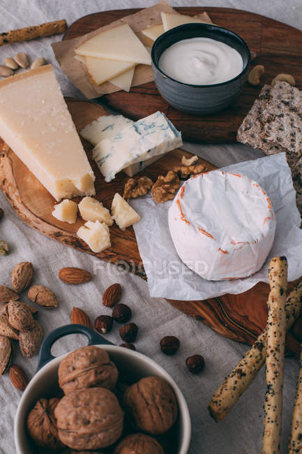 Tabla de quesos con nueces y crostini - foto de stock