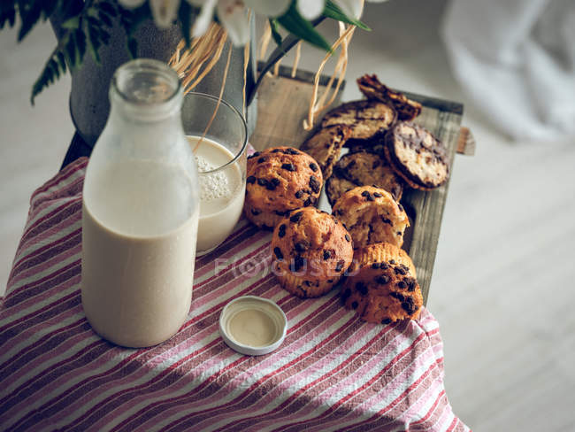 Молоко і кекси з шоколадом — стокове фото